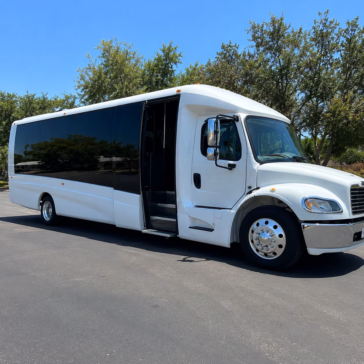 explore the smith mountain lake wine trail with the right bus